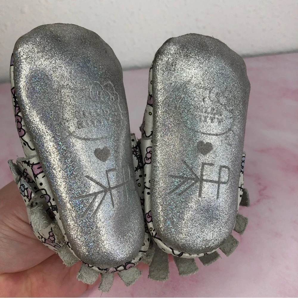 Freshly Picked x Sanrio Hello‎ Kitty baby moccasins Peek a Bow size 2 infant - Picture 16 of 16